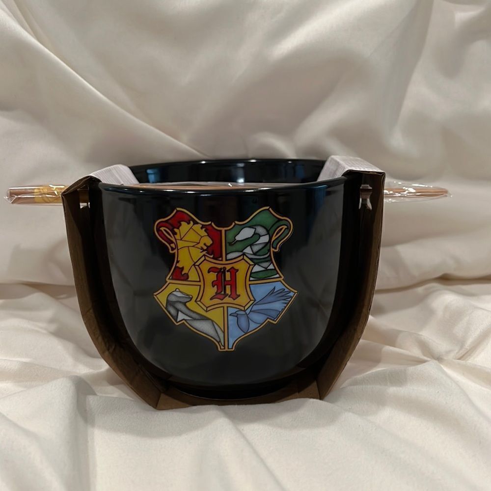 Harry Potter Stained-Glass Hogwarts Crest Ramen Bowl with Chopsticks NWT